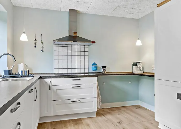 3 Bedroom Beautiful In Semesterbostad *