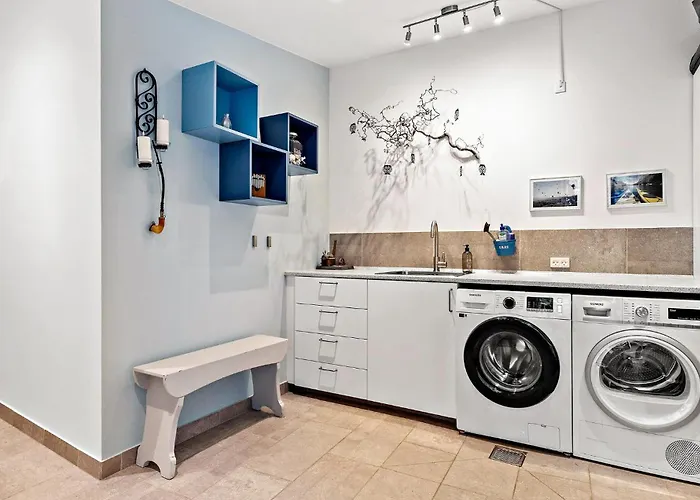 3 Bedroom Beautiful In Semesterbostad